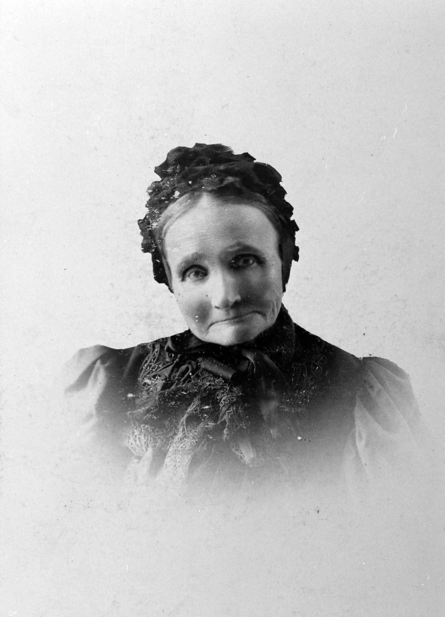 Anno Domkirkeodden, Portrett, Dorthea Solberg (1825-1900) F. Branken, døde på Tande gård, Ringsaker. Bildet tatt ca. 1895-1900.