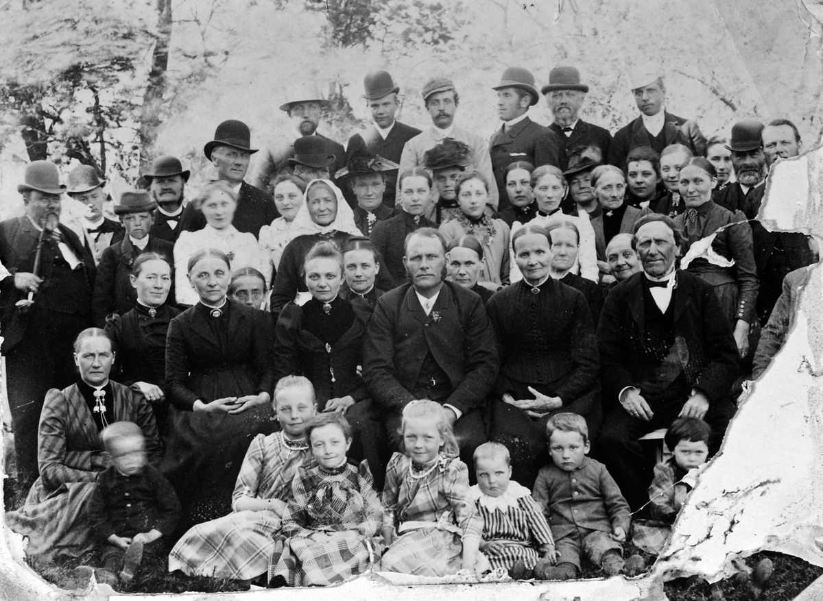 Anno Domkirkeodden, Stor gruppe barn og voksne, Ole Løken i bakre rekke, resten ukjent.