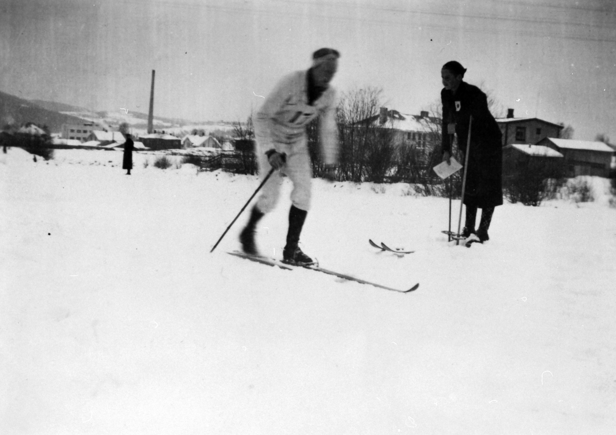 Anno Domkirkeodden, Magne Brovold, til høyre er Kåre Lierhagen, landsrenn i Brumunddal i 1940-åra.