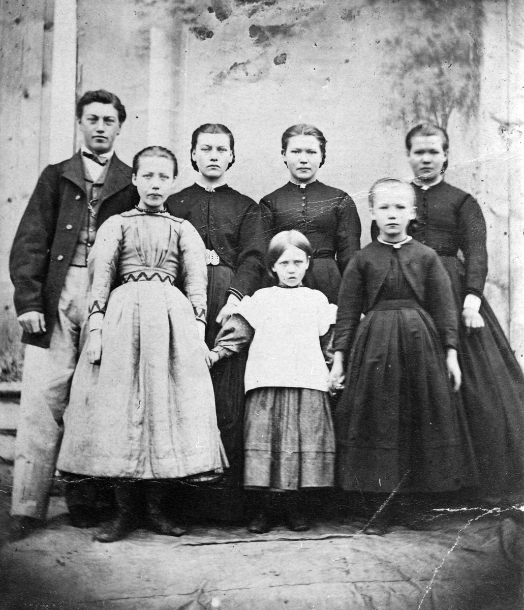 Anno Domkirkeodden, Familiebilde, familien Staboe Sæther. Barna er Berte (1847), Nils (1849), Oline (1852), Gina og Helene (1854), Johanne Marie (1856), Marthe (1860), Mathea (1864). Bildet er tatt ca. 1866-1870.