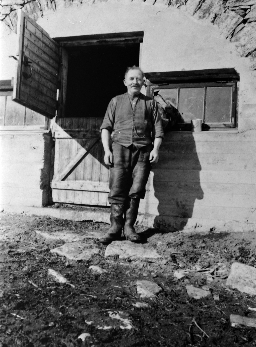 Anno Domkirkeodden, Martinius Johansen Stenvang (1889-1969). Gardskar og sveiser på Sterud østre fra begynnelsen av 1930-tallet til 1965. Foran fjøsdøra på Sterud østre, Nes, Hedmark.