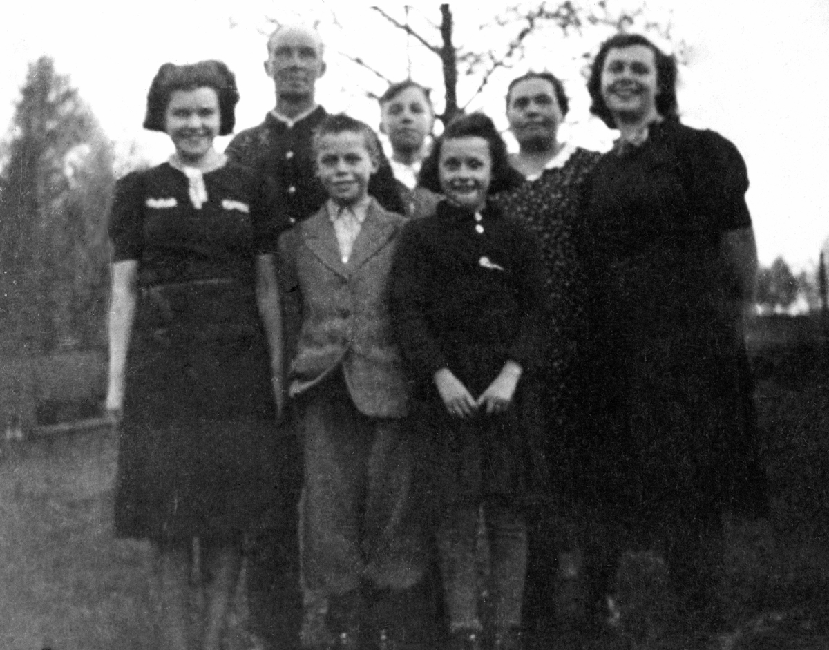 Anno Domkirkeodden, Familien i Linnerud, Nes, Hedmark. Foran fra venstre er Ingrid f.1924, Bjarne (1931-1997), Astrid f.1931, Mary Johanne f.1923. Bak fra venstre er Martinius Berntsen (1895-1958), Magne (1926-1998), Inga Olsdatter (1899-1968).