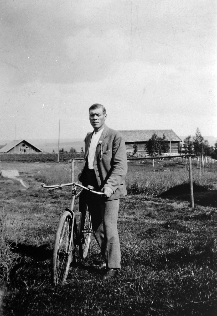 Anno Domkirkeodden, Aksel Johansen med sykkel, Veldre.