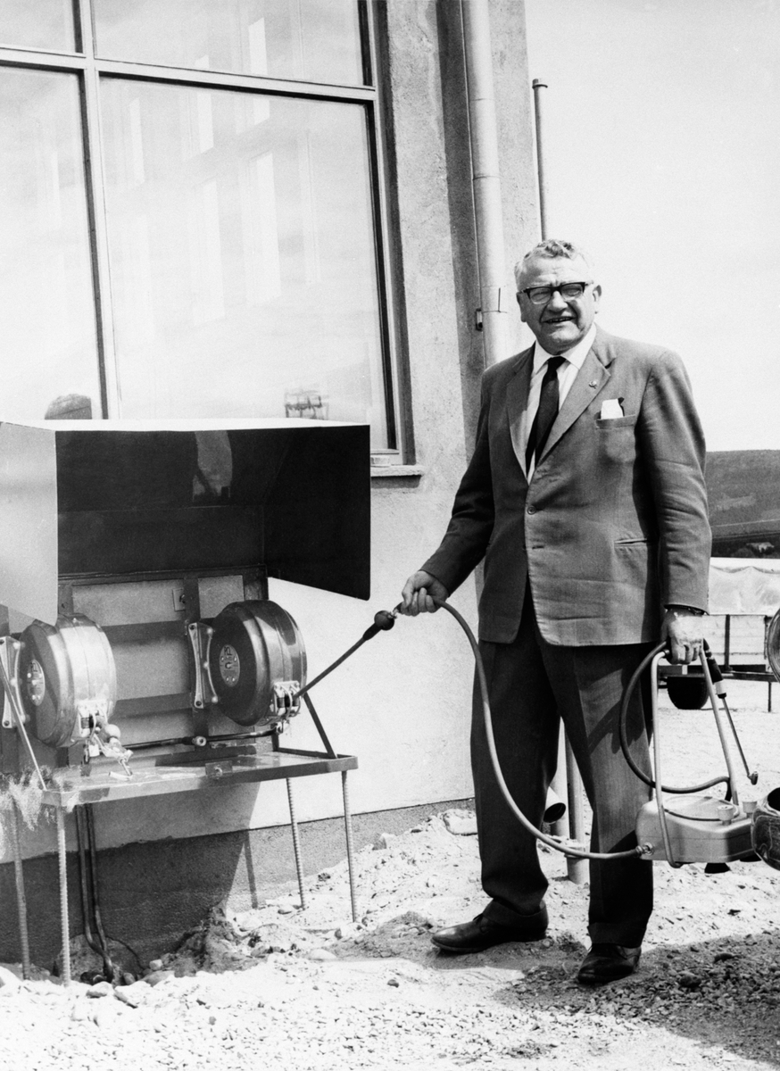 Anno Domkirkeodden, Portrett, Ivar Olrud, grunnlegge av Olrud Auto ved et lufttrykkanlegg.