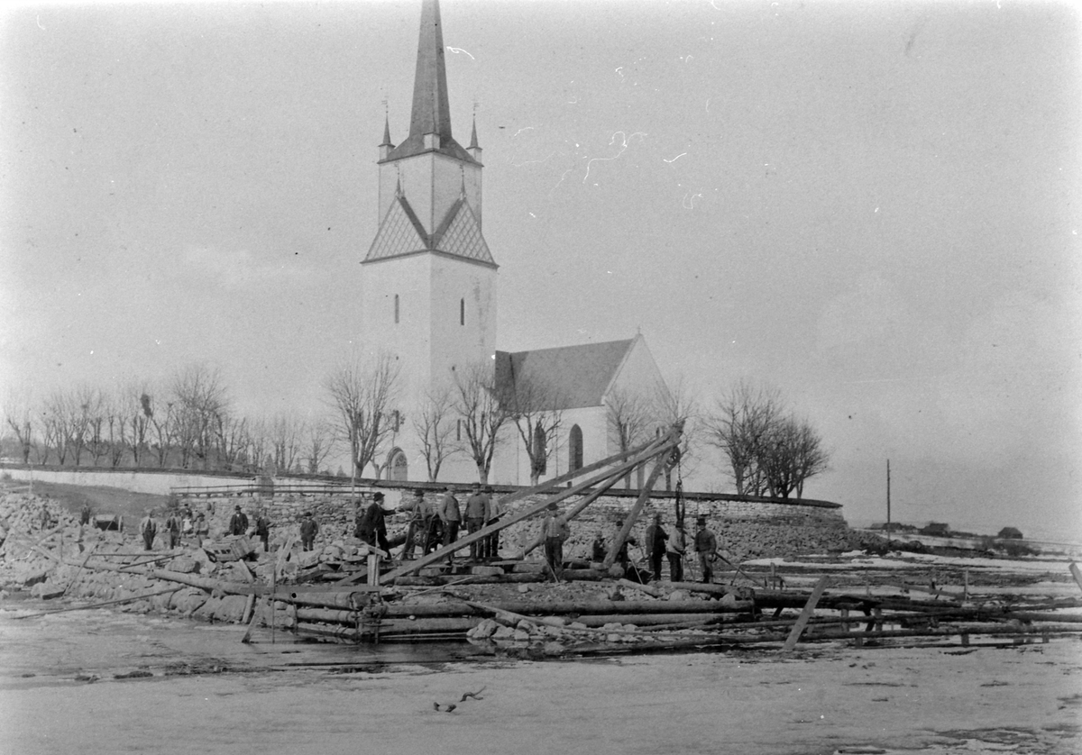 Anno Domkirkeodden, Bygging av Nes brygge, Hedmark, Nes kirke. Arbeidere på brygga.
