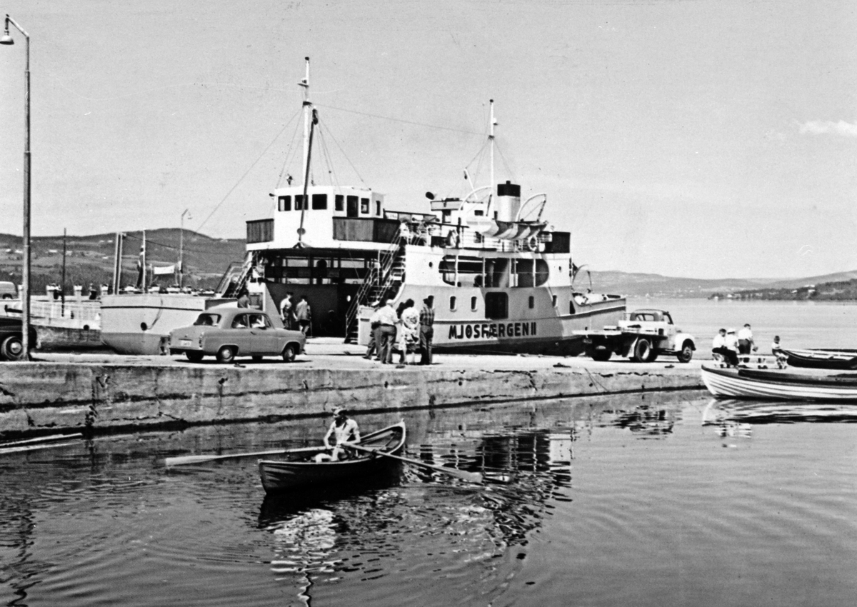 Anno Domkirkeodden, Mjøsfærgen ved brygga på Gjøvik. Laster folk og biler.