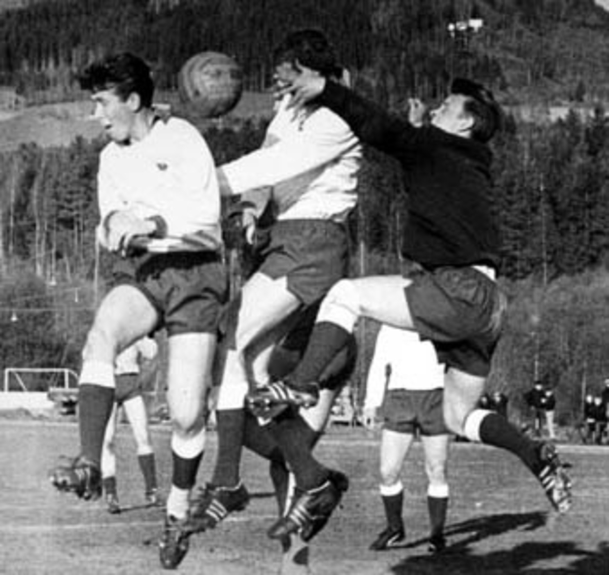 Anno Domkirkeodden, Fotballkamp på Sveum mellom Brumunddal og Lena. Situasjon foran Brumunddals mål. Fra venstre er Bjørn Evensen, Gunnar Børkesveen og keeper Åge Pedersen.