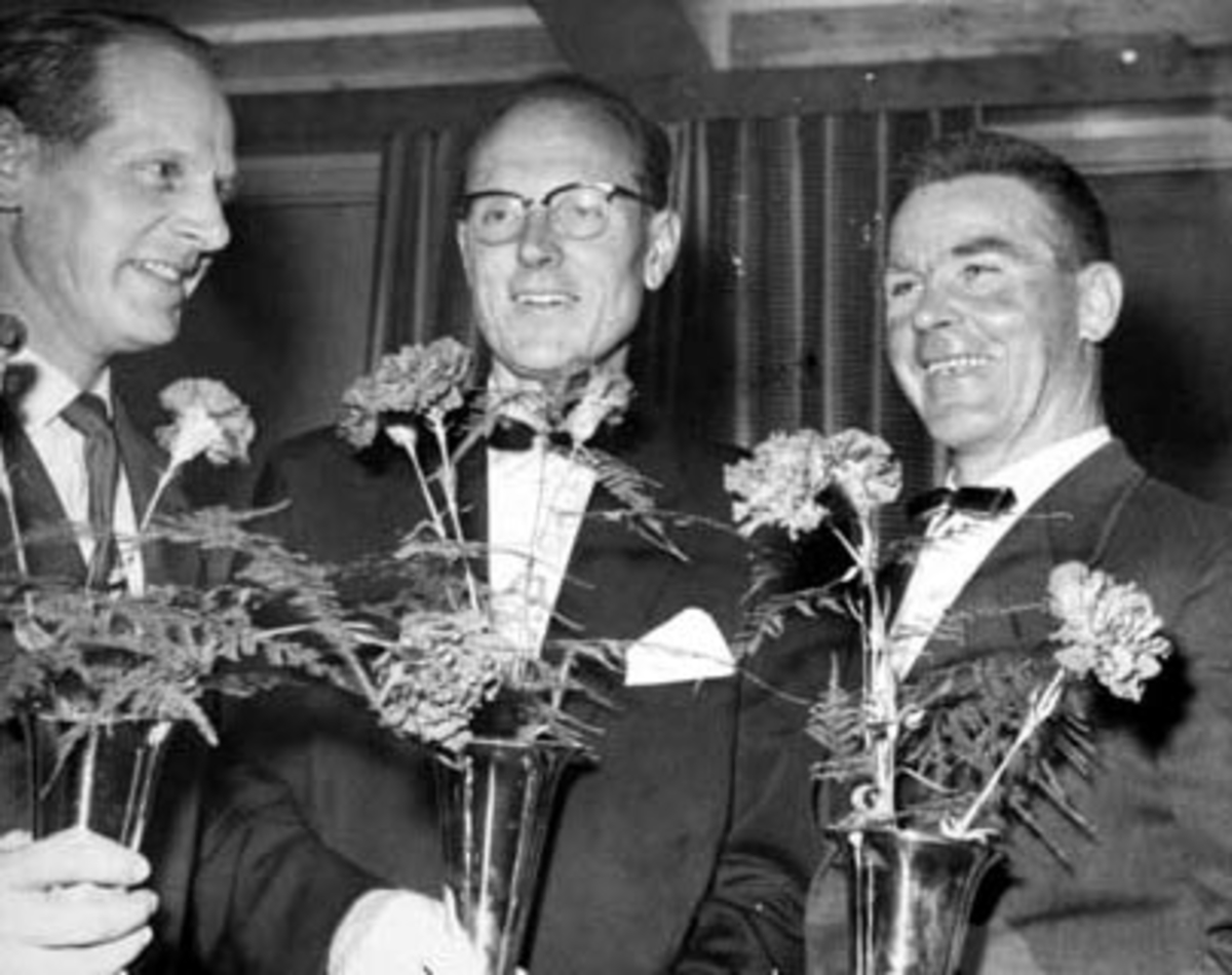 Anno Domkirkeodden, Stafsberg skole, Ringsaker. Innvielse av nytt skolebygg. Byggekomiteen med blomster. Fra venstre er Arne Wiwn Alhaug, Rplf Aalrud formann, Kaare helgesen.
