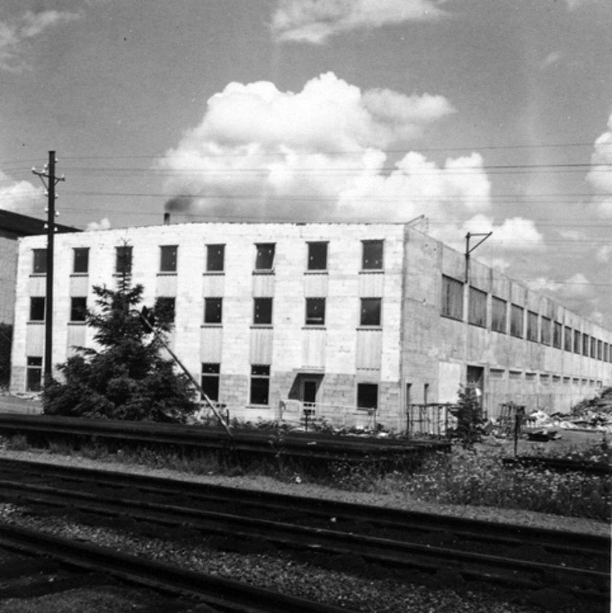 Anno Domkirkeodden, Berger Langmoen A/S, Brumunddal. Ny parkettfabrikk bygges på Husebyenga. Eksteriør, sørsiden av fabrikken.