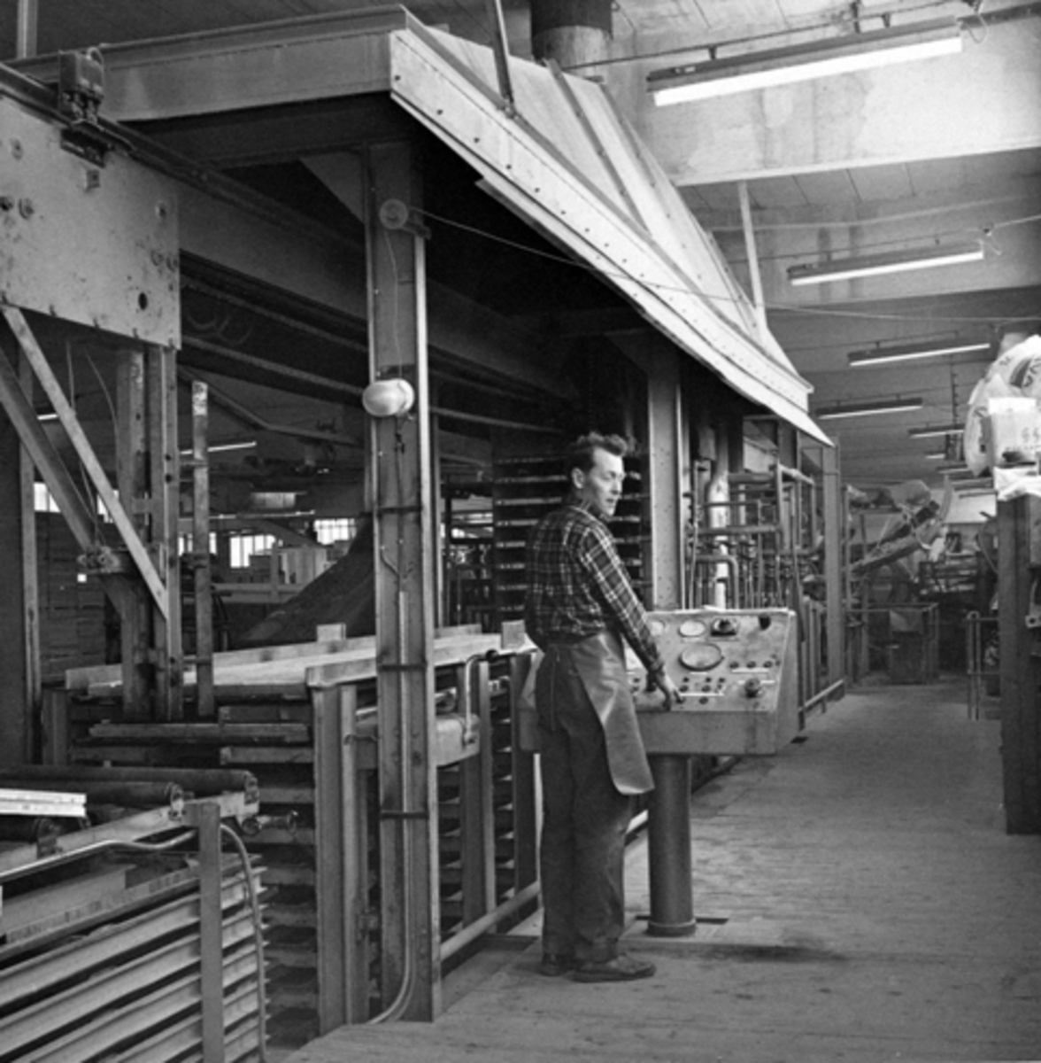 Anno Domkirkeodden, Berger Langmoen A/S, Brumunddal. Interiør, parkettfabrikken. Arbeider styrer anlegg.