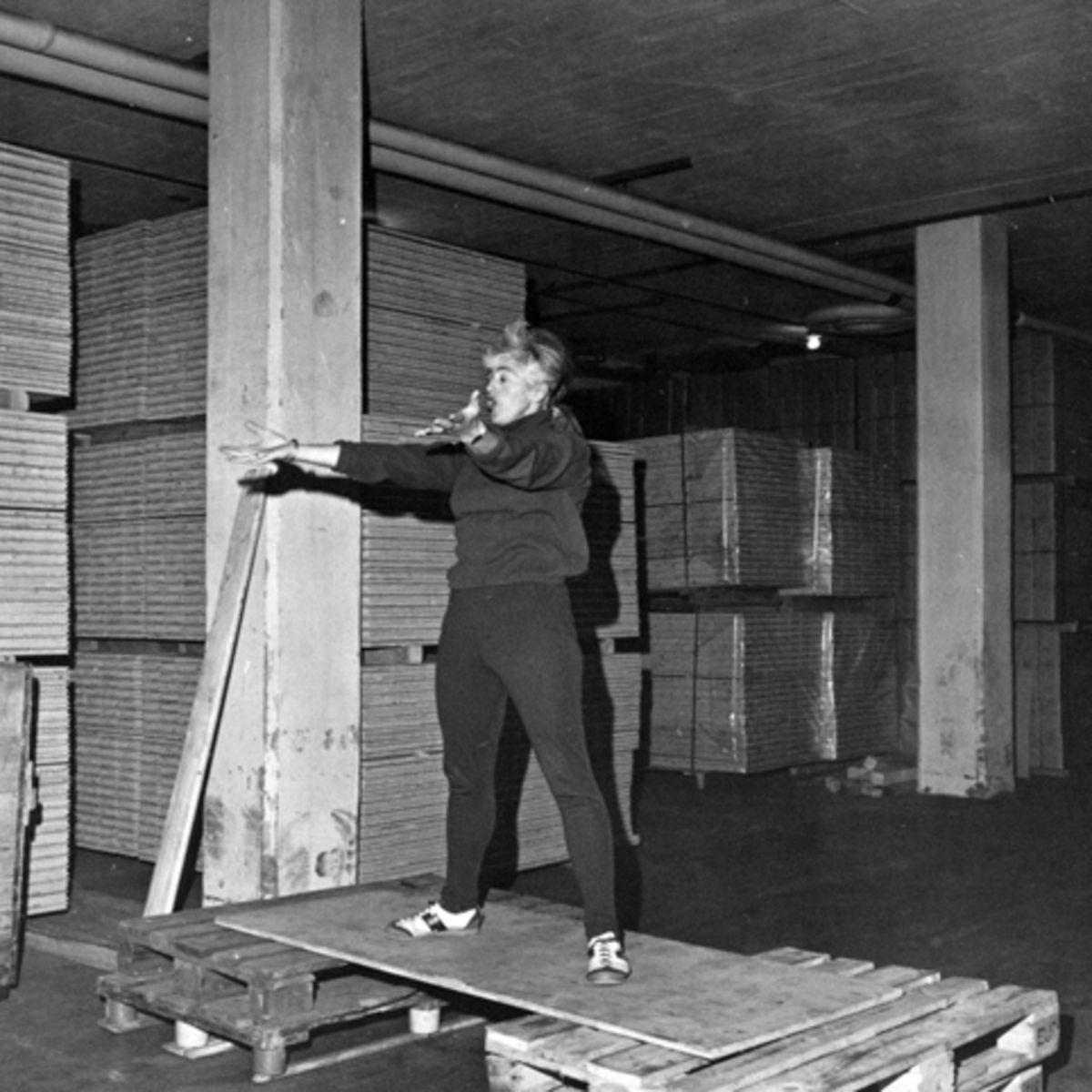 Anno Domkirkeodden, Berger Langmoen A/S, Brumunddal. Interiør, parkettfabrikken. Trening av arbeidere mad Julie Alfstad.