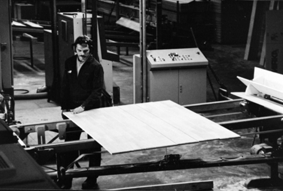Anno Domkirkeodden, Berger Langmoen A/S, Norske Skog, Brumunddal. Interiør, parkettfabrikken. Produksjon av parkett, John Andersen kontrollerer 3 stavers parkett.