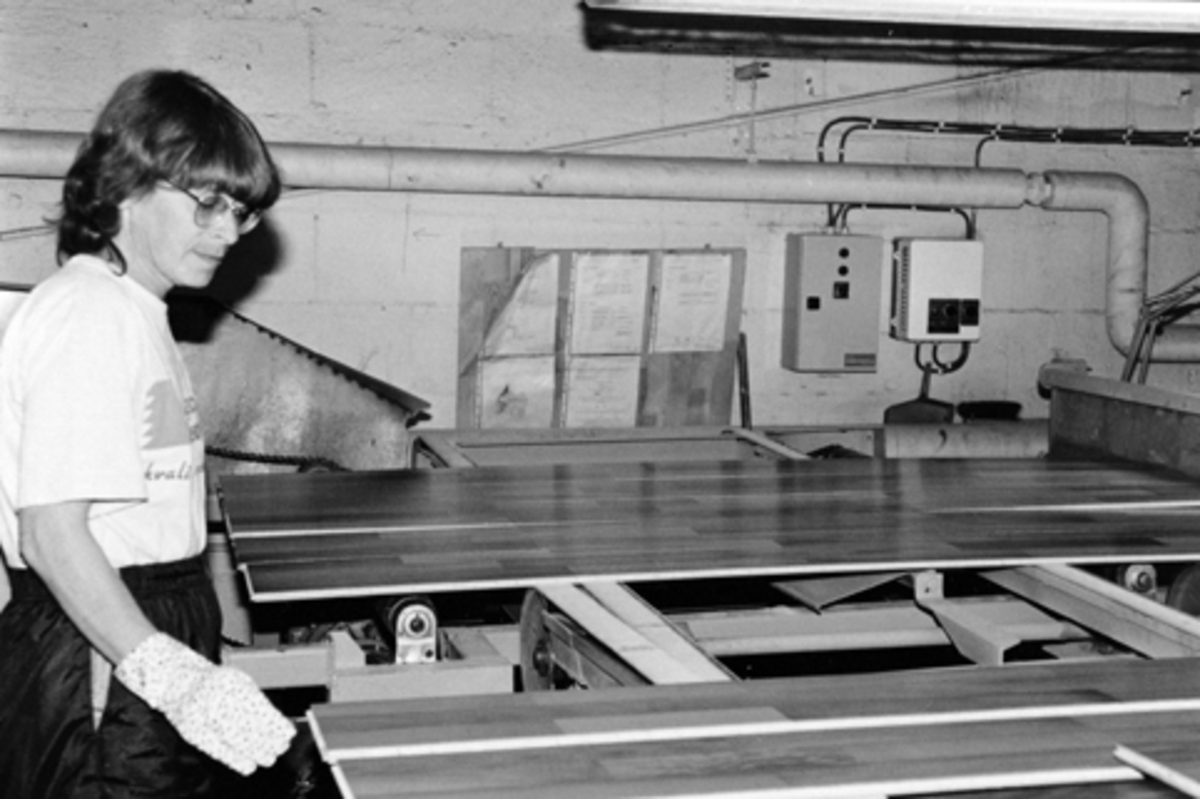 Anno Domkirkeodden, Berger Langmoen A/S, Norske Skog, Brumunddal. Interiør, parkettfabrikken. Produksjon av parkett, kvinne kontrollerer ferdi produkt.