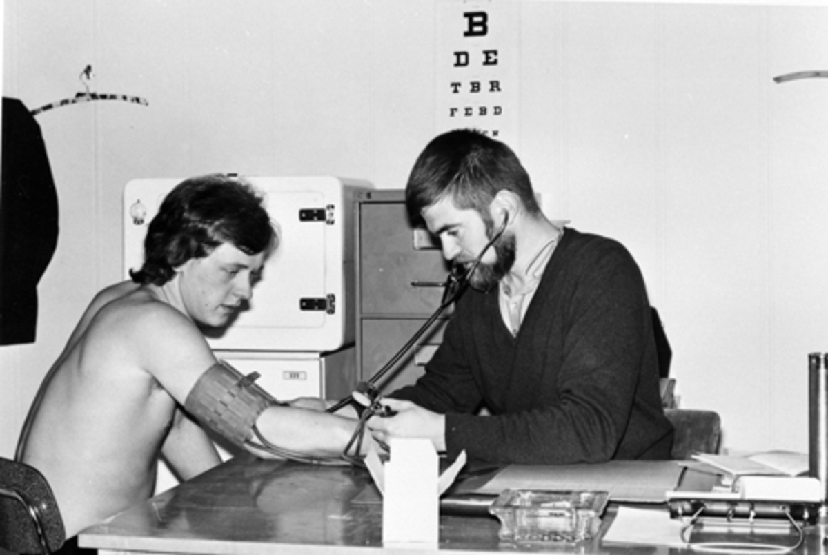 Anno Domkirkeodden, Berger Langmoen A/S, Norske Skog, Brumunddal. parkettfabrikken, bedriftshelsetjeneste ved doktor Thor K Gotaas som undersøker Svein Erik Smeby i 1980.