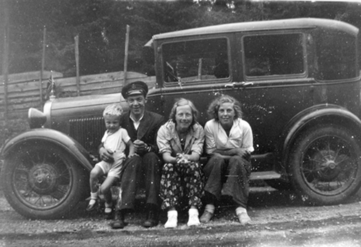 Anno Domkirkeodden, Alf Hexeberg med sjåførlue, sitter med sønnen Odd (F: 24.10.1930) på fanget. På stigbrettet sitter mor Olga Bakke (F: 7.5.1912) sammen med vennina Astrid Sandvoll.