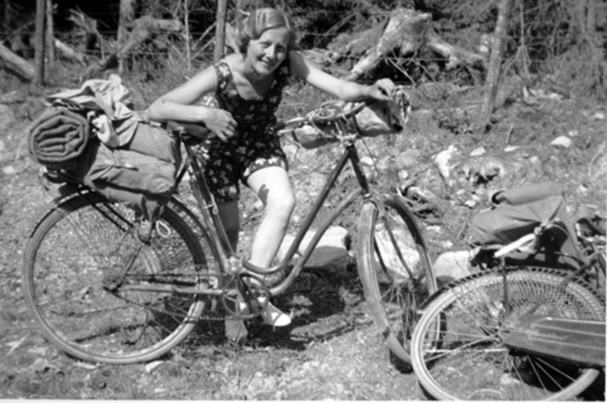 Anno Domkirkeodden, Olga Regine Bakke, gift Hauglid, på sykkeltur, Brumunddal.