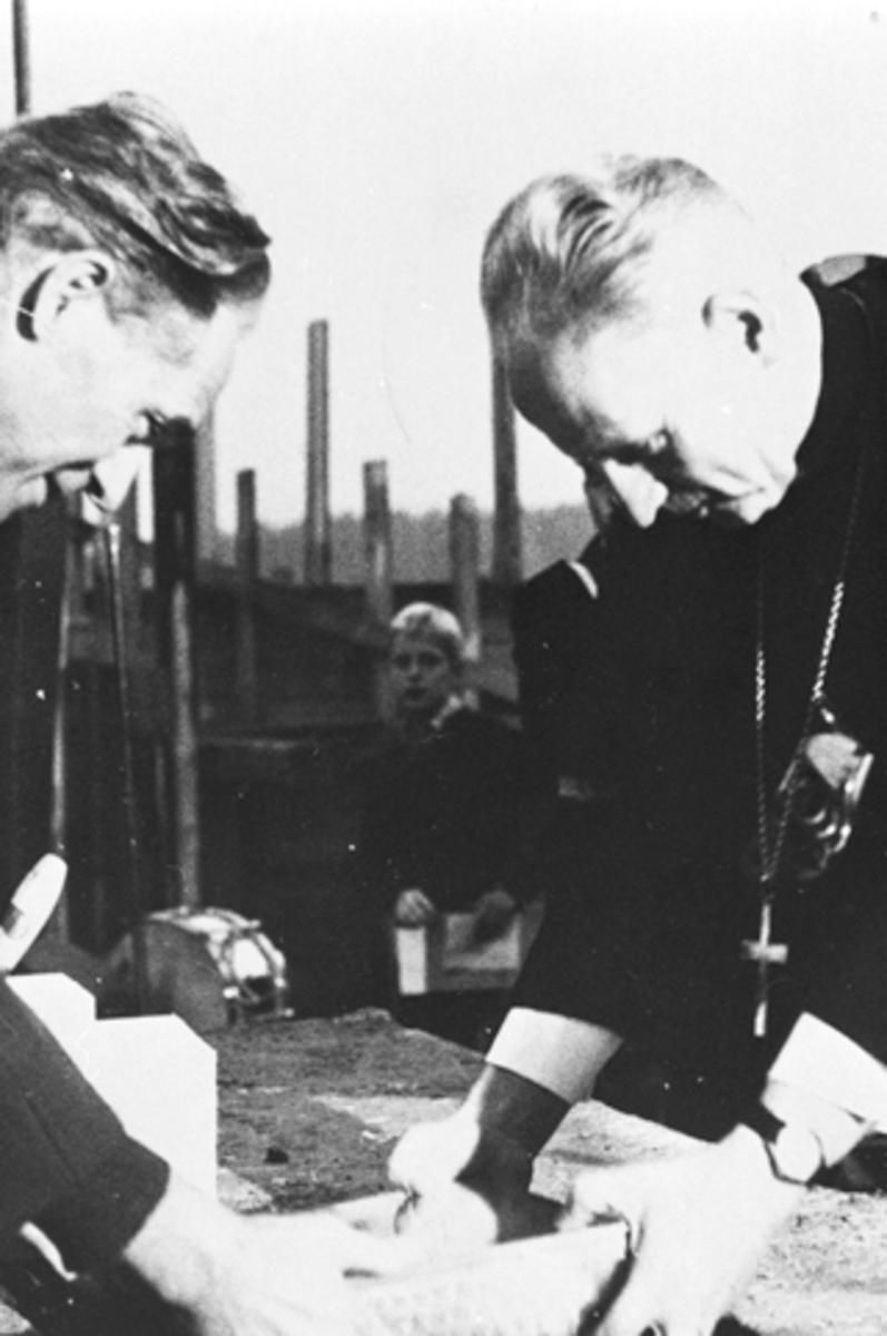 Anno Domkirkeodden, Grunnstensnedleggelse for nye Brumunddal kirke ved biskop Alex Johnsen og formann i byggekomiteen Mathias Sveen den 25.9 1964. Kirken ble innviet den 28. november 1965.