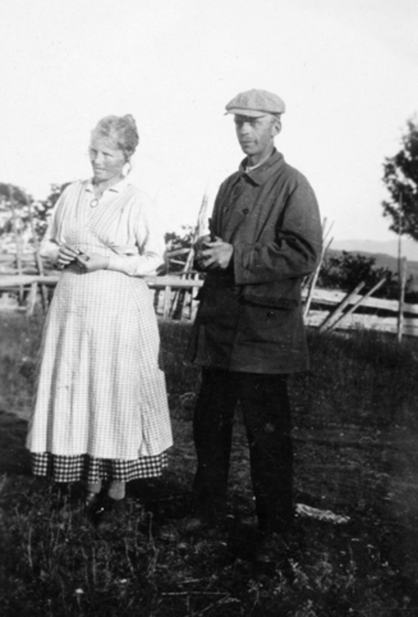 Anno Domkirkeodden, Agnes Knutsdatter Gaalaas (1897-1981) og Jørgen Monsen Ousdal (1888-1965) på Ousdal nordre, Nes, Hedmark.