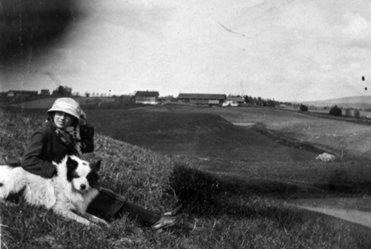 Anno Domkirkeodden, Landskap i Furnes, ukjent kvinne med hund.