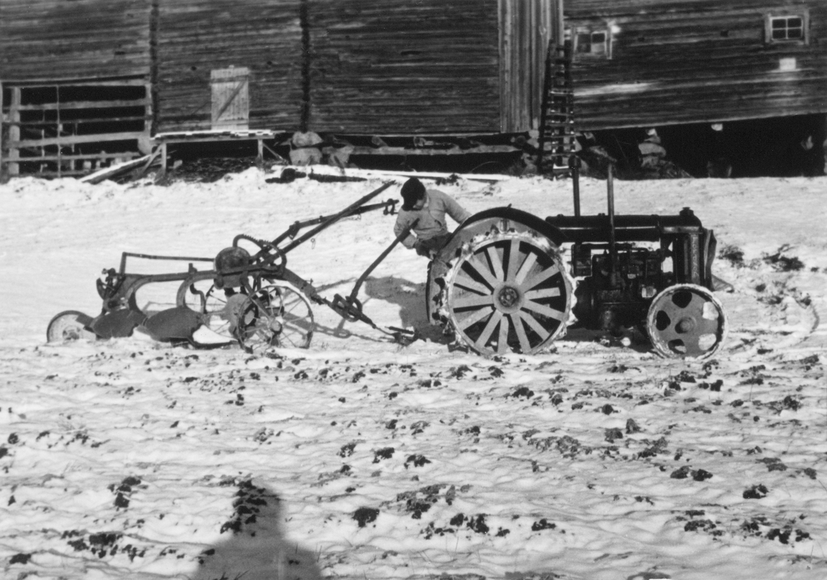 Anno Domkirkeodden, Fordson taktor. Maskinstasjonseier og påtroppende gardbruker Hans H. Medlien med Fordson utafor fjøset i Medlien, Ringsaker ca. 1950. Dom skydde itte vær og føreforhold den gongen.