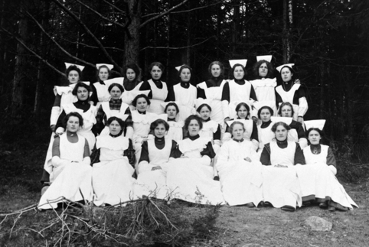 Anno Domkirkeodden, Gruppe kvinner på husmorkurs. Fra venstre er i 2. rekke er Magnhild Mæland F.1885.