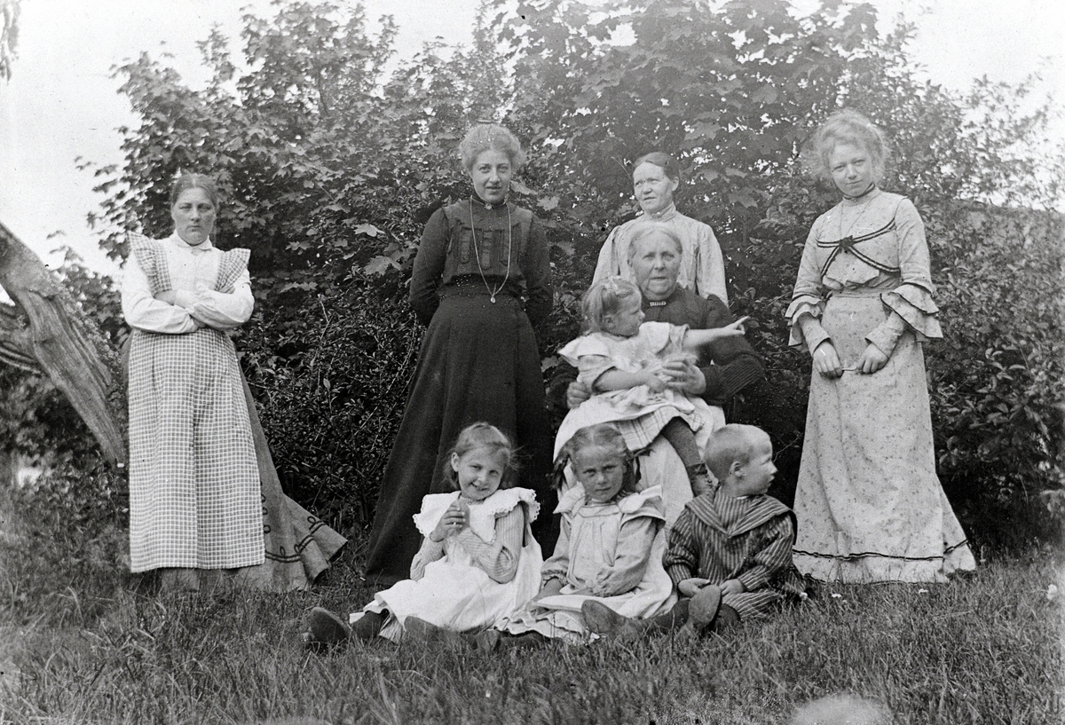 Anno Domkirkeodden, Heggenhaugen gård, Ringsaker. Ukjente kvinner og barn ute i hagen. 1904.