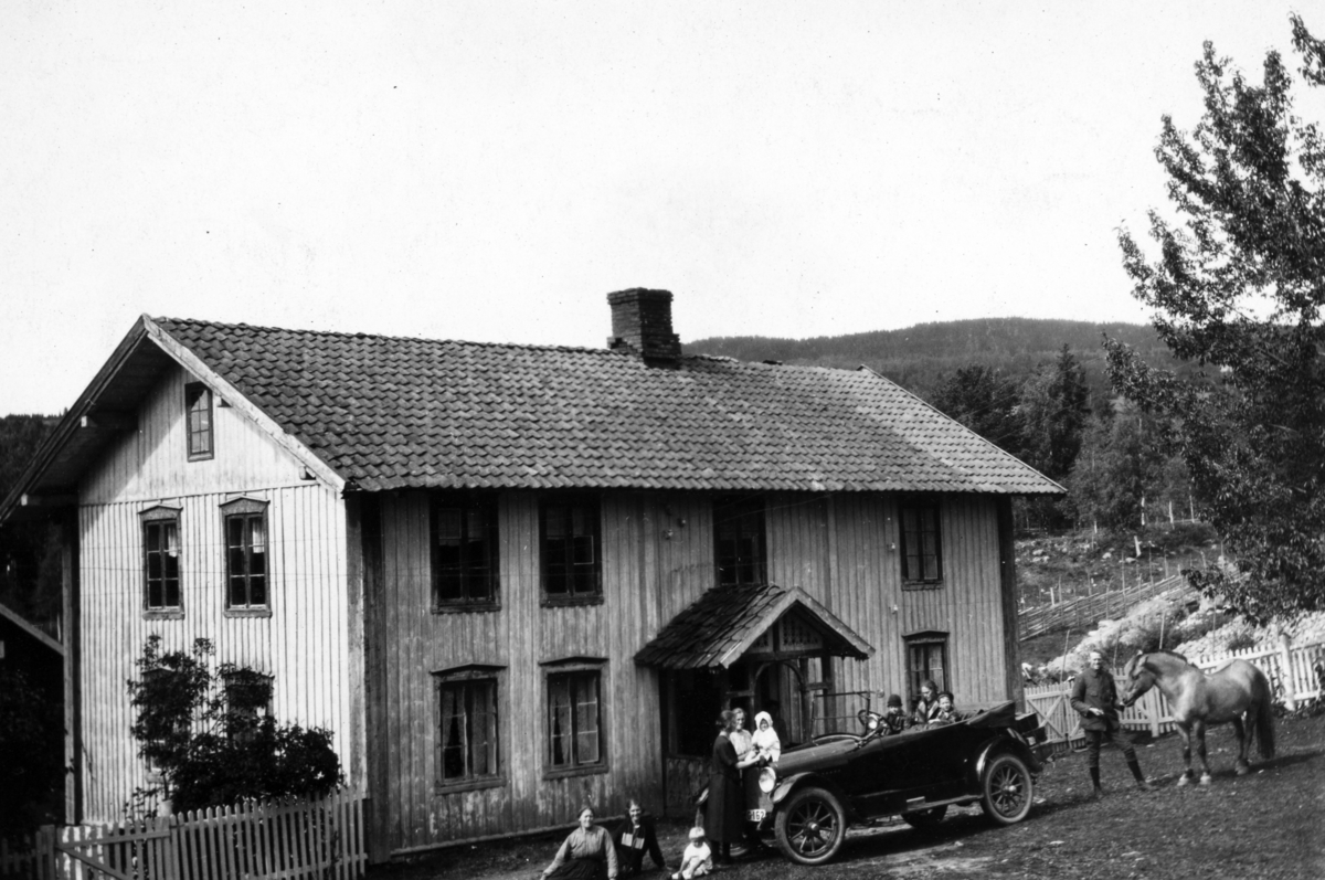 Ukjent, Ukjent gard i Furnes. Familie samlet rundt bilen og hest, foran 2. etasjes, panelt våningsbygning.