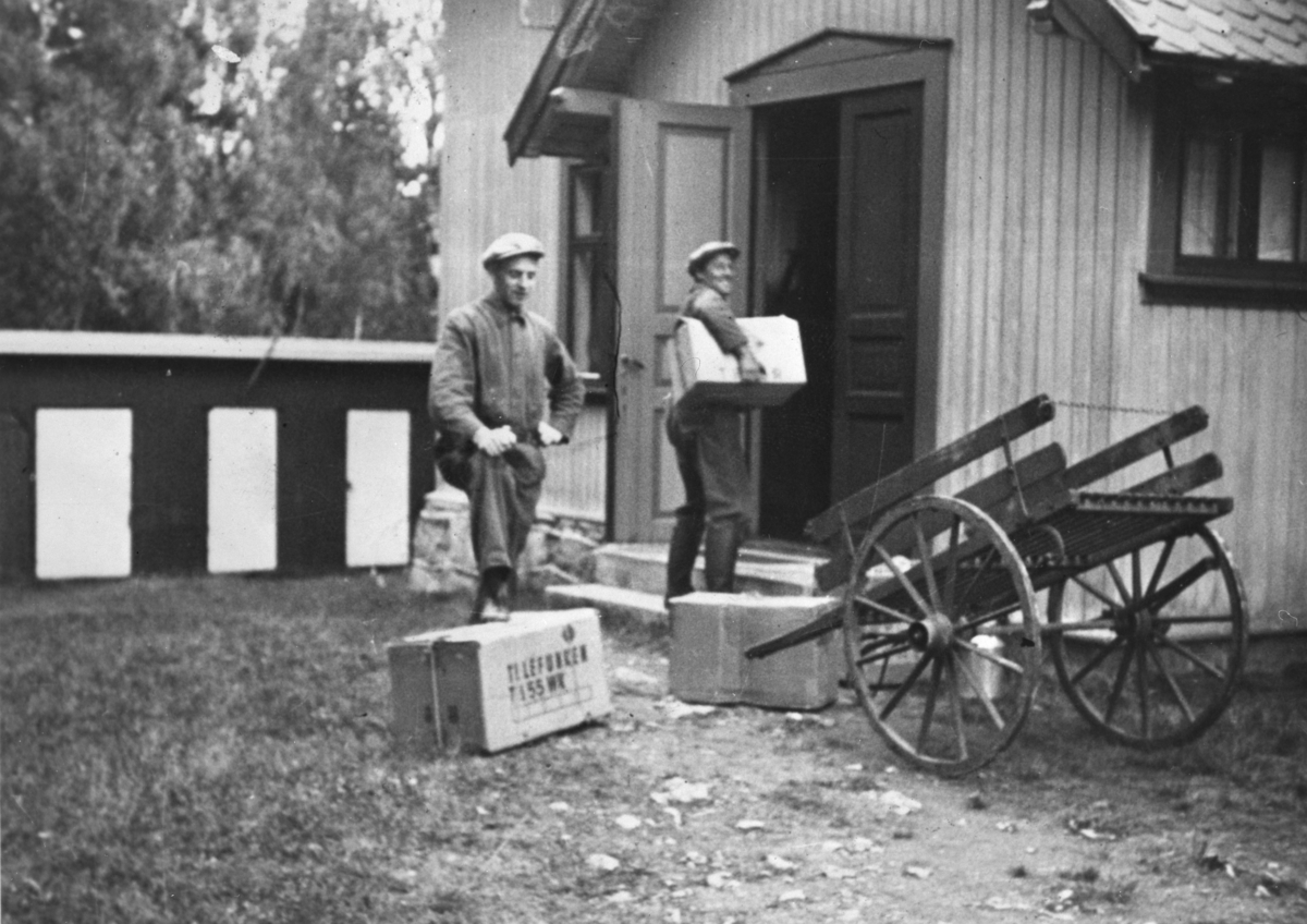 Ukjent, Henting av beslagte radioer. Maidagene 1945, Moelv.