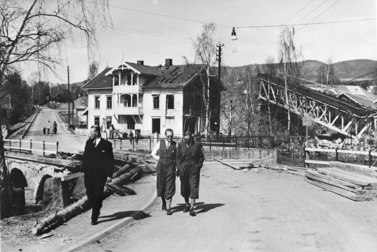Ukjent, Moelv under 2. verdenskrig. Like etter krigsutbruddet i 1940. Jernbanebrua t. h. ble sprengt ettermiddagen 19. april av norske soldater.. Den ble gjenoppbygd sommeren 1940.