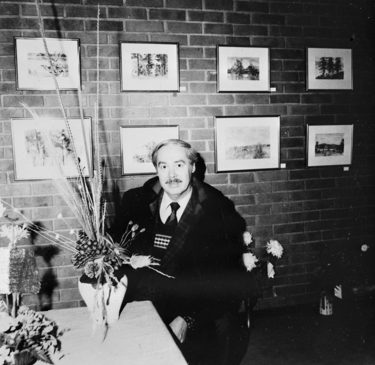 Ukjent, Arne Løvstad f. 1927, under en separatutstillingi Moelv.