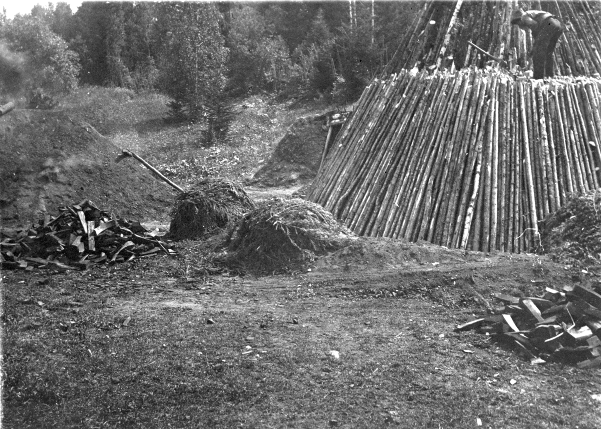 Mikkel Sveinhaug, Brenning av trekull ved Moelven Brug. Trekullet ble brukt i smia.. Dette forgikk ved ei slette ved Fossfallet.