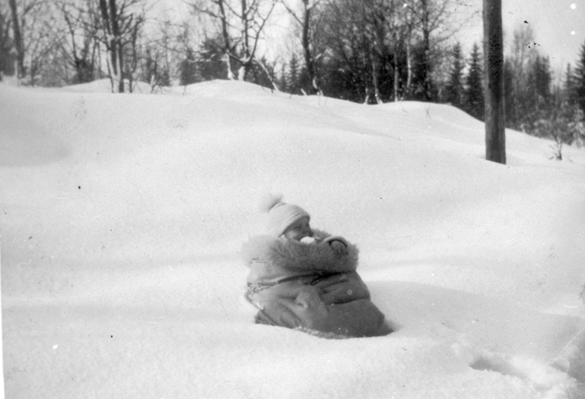 Ukjent, Barn, ukjent, fotografert i sauskinnspose ute i snøen.