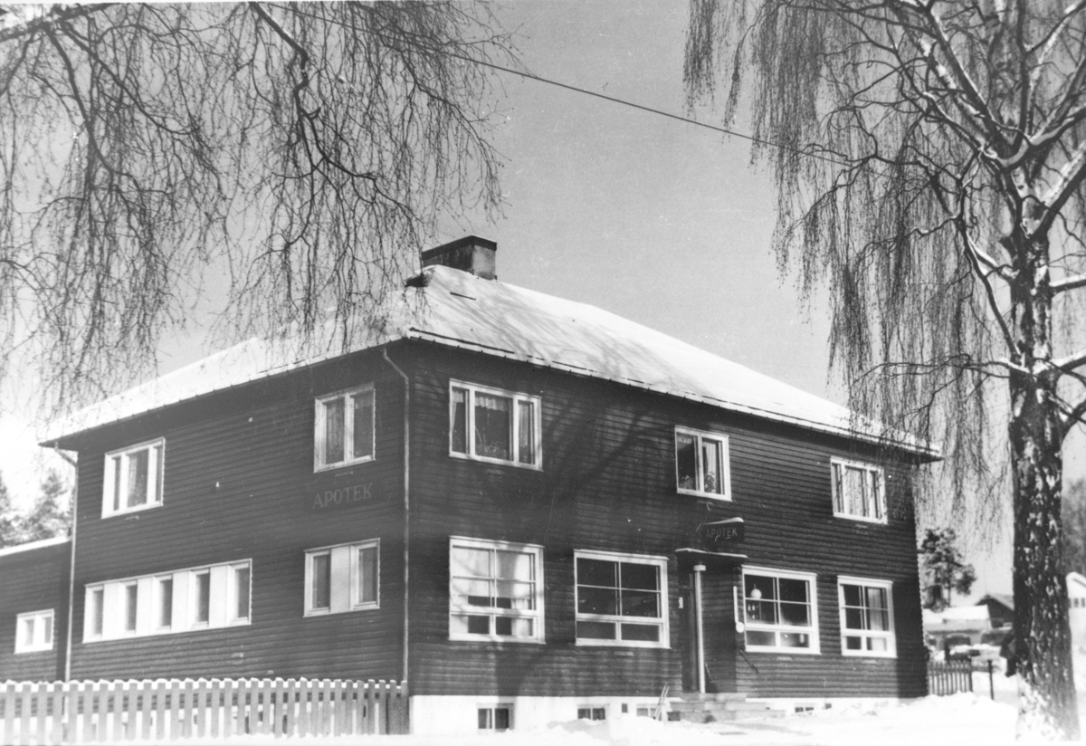 Ukjent, Moelv apotek, eksteriør. Apoteker Sigurd Syvertsen bygget egen apotekergård i Åsmarkvegen 1 i 1941. Huset er tegnet av arkitekt Rolf Prag, Hamar. Huset ble revet i 1976.