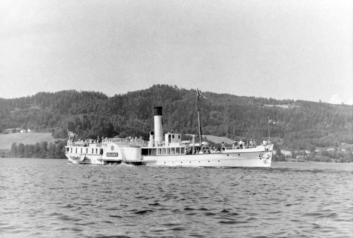 Ukjent, Skibladner på vei ut fra Moelv Brygge. Mjøsbåt, dampbåt på Mjøsa.