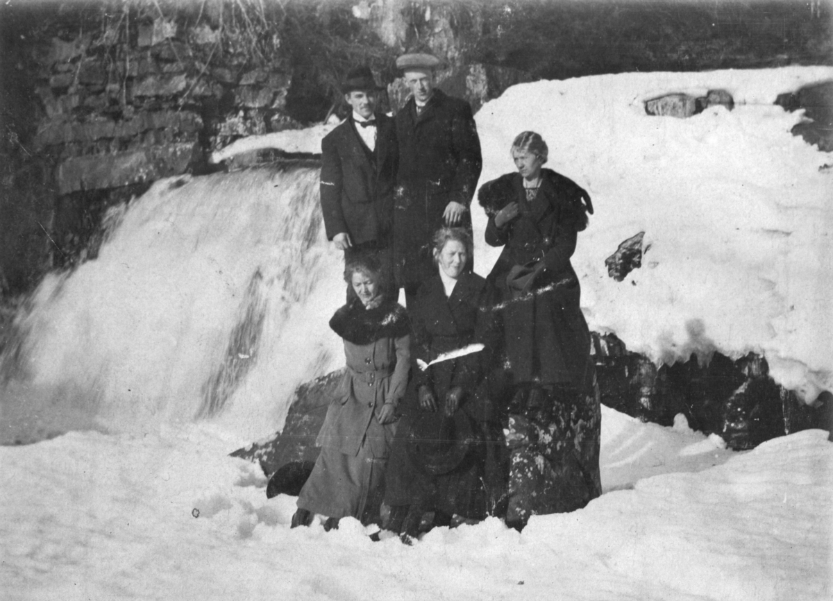Ukjent, Gruppe 5 menn, kvinner på tur ved foss, vinter