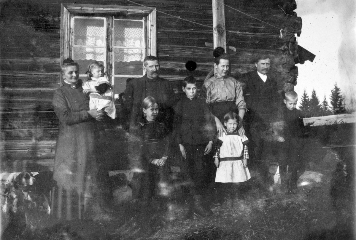 Ukjent, Nedre Fosstugua, Fosstuen, Moelv, ca. 1917-18. I midten ved vinduet Anton Nysveen og t. h. hans kone Maria,
