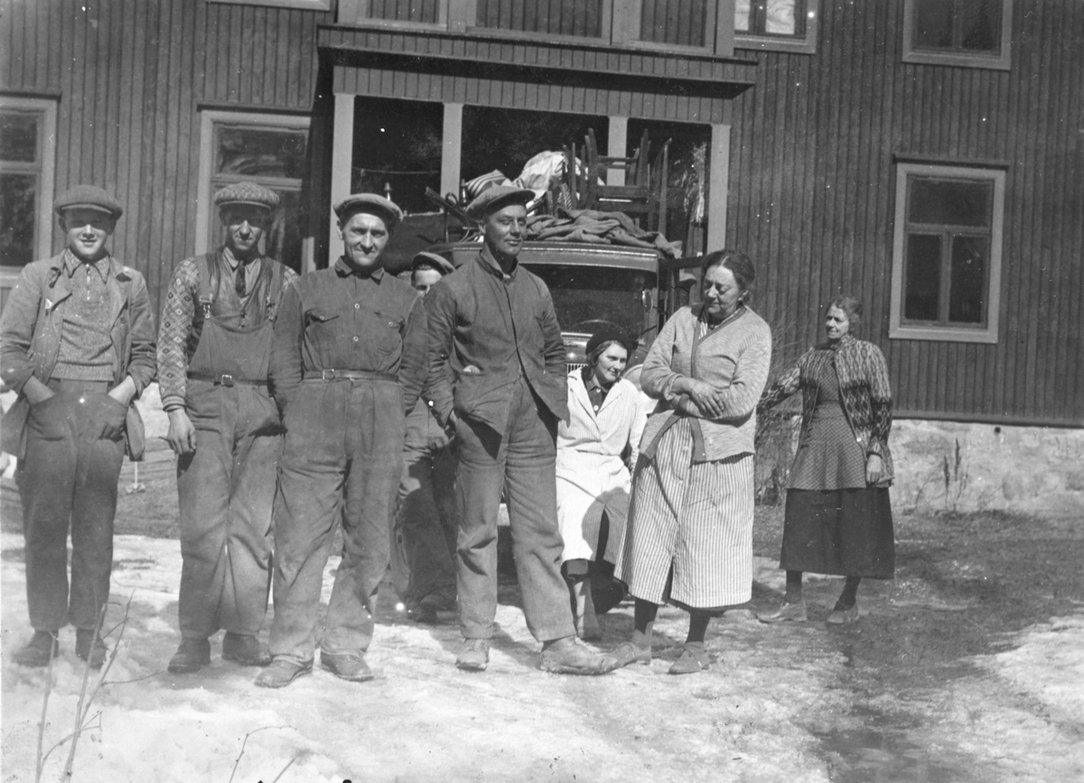 Mikkel Sveinhaug, Bjørnerudgården i Moelv. Mikkel og Gønner Sveinhaug flytter fra Bjørnerudgården 15. 4. 1935. T. h. Fru Simensen, Gønner Sveinhaug (i lys kjole). Stående mann f. h. lastebileier Kristian Myhr.