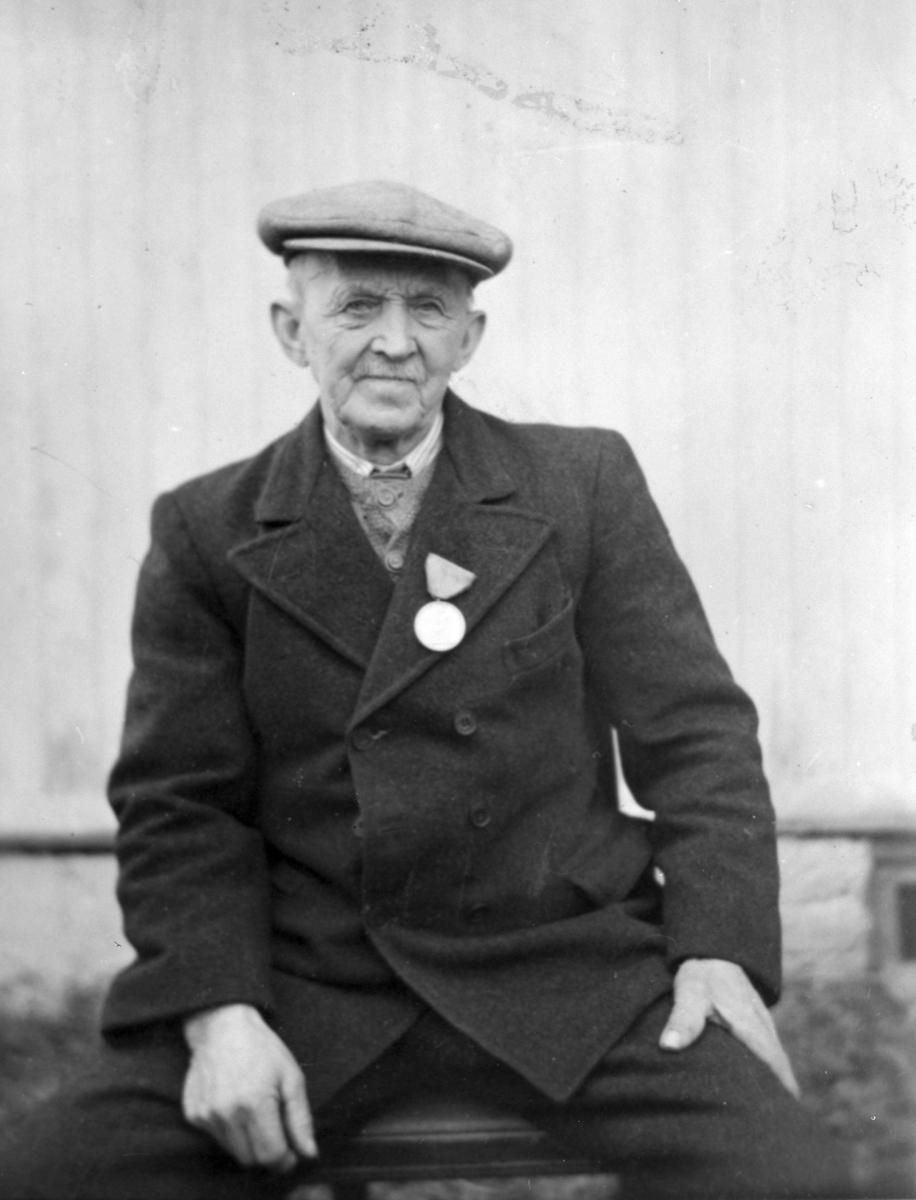 Mikkel Sveinhaug, Portrett mann, ukjent, medalje.