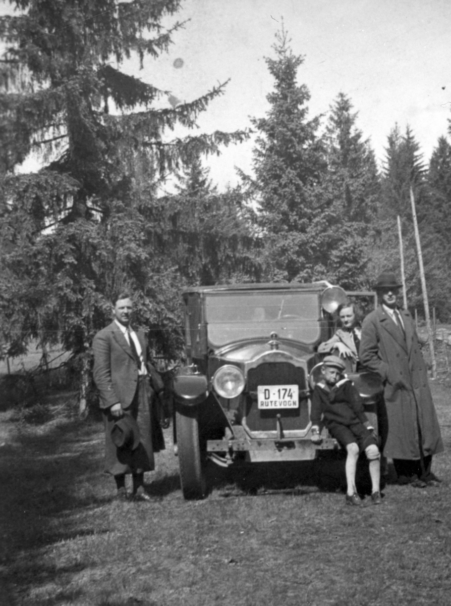Ukjent, Personbil D-174, rutevogn, ukjente. Denne er en Packard 1930 som tilhørte Otto Berge i Gaupen. den gikk som drosje og buss. Bilen hadde motor på 6, 3 l og 8 sylindret motor på 145 h. k.