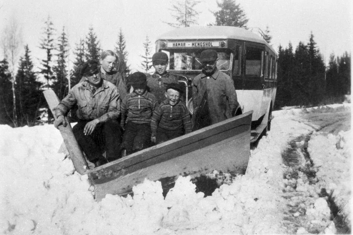 Ukjent, Buss i rute mellom Hamar og Mengshoel med snøplog, snøbrøyting, ukjente sitter på snøplogen