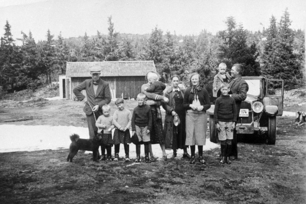 Ukjent, Ukjent gruppe foran, personbil reg. nr. D-174, rutevogn. Denne er en Packard 1930 som tilhørte Otto Berge i Gaupen. den gikk som drosje og buss. Bilen hadde motor på 6, 3 l og 8 sylindret motor på 145 h. k.