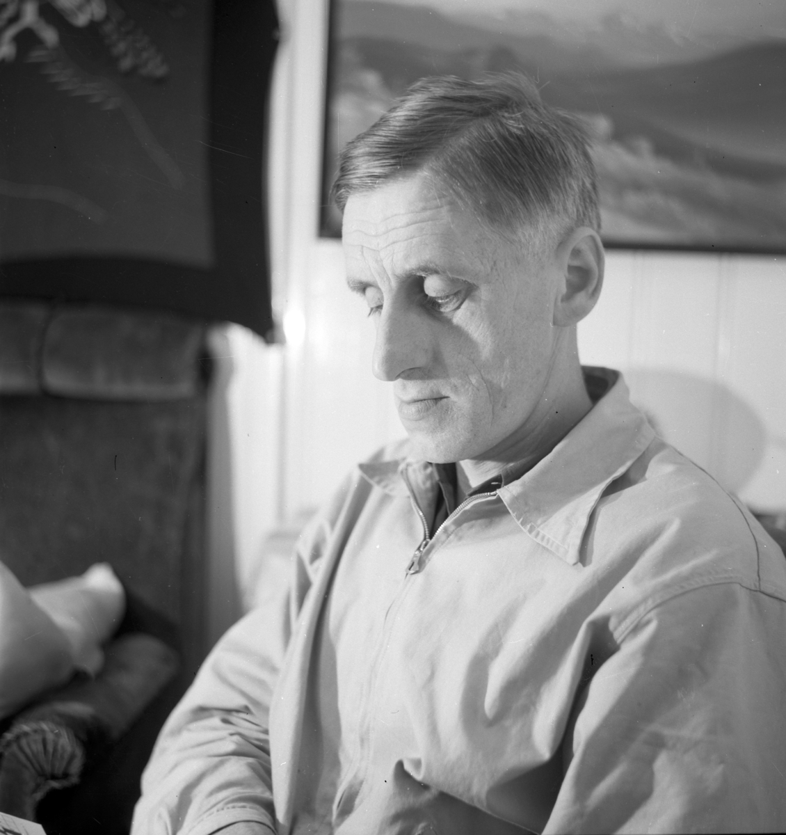 Håkon Prestkværn, Portrett mann. Sverre Baardseth. Født i 1916. Sønn av Dagny og Simen Baardseth. Sverre var elektriker, og ansatt ved Ringsaker og Nes Kraftanlæg. Bilde er tatt oktober 1955
