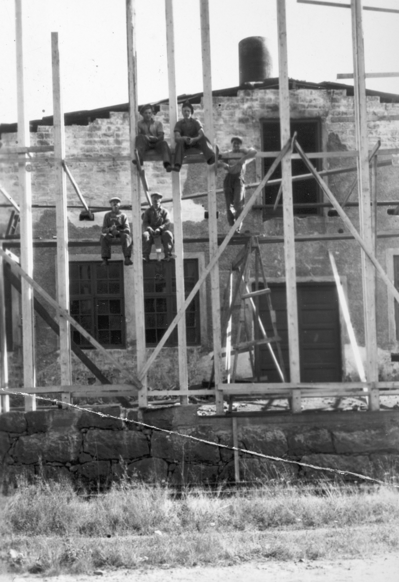 Ukjent, Fra bygging av støperiet på Bjørnerud, Stillaser, bygningsarbeidere, ca. 1937-1938.