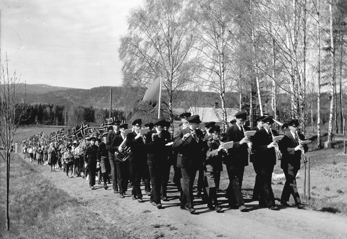 Håkon Prestkværn, Moelv Musikkforening marsjerer opp vegen til sykehuset, Ringsaker Sykehjem. 17. mai-tog ca. 1937-1938