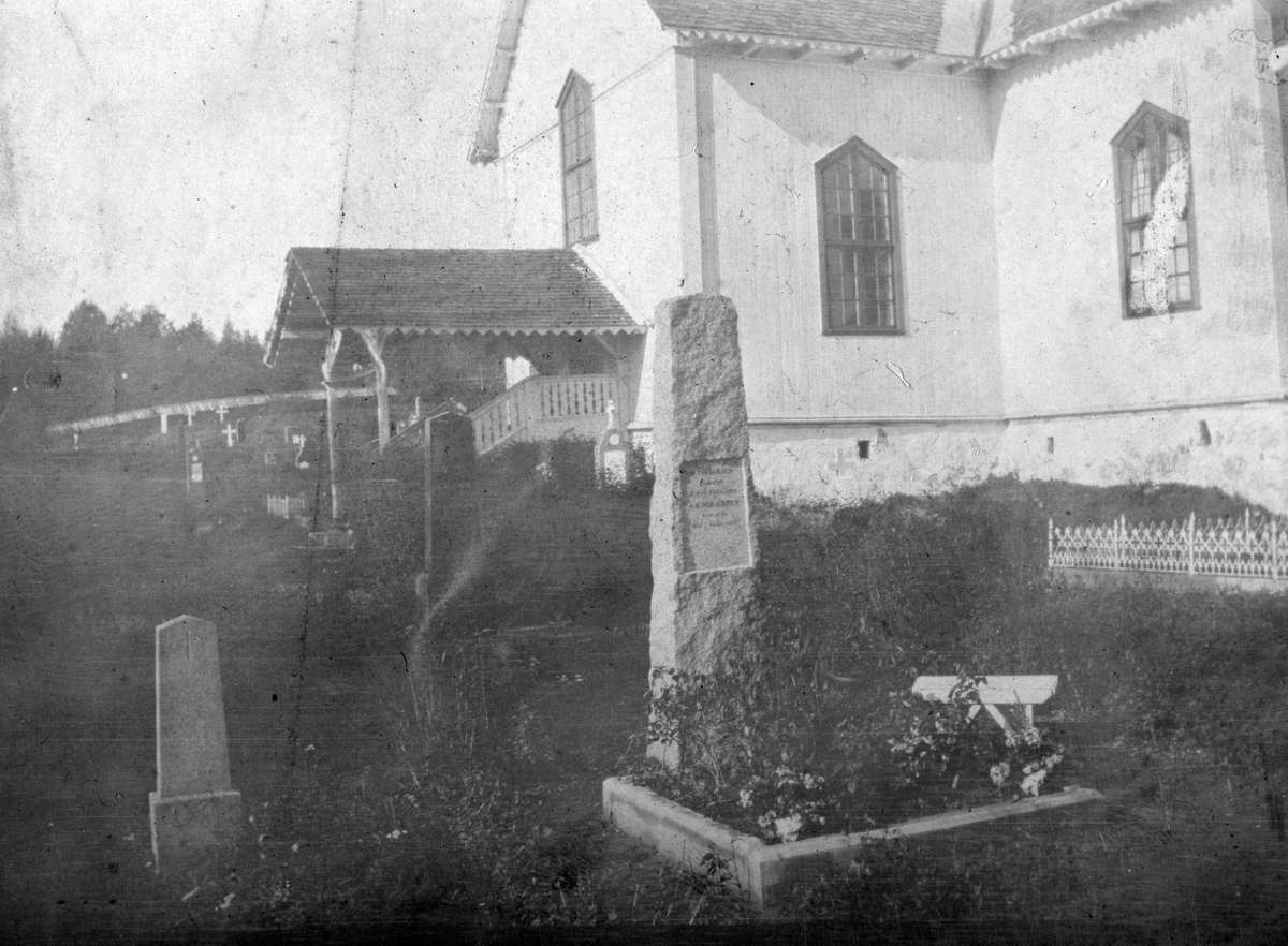 Ukjent, Veldre kirke, kirkegård, gravsteiner. Veldre kirke ble bygget i år 1726. Kirken med alt inventar brant ned 26. September 1996