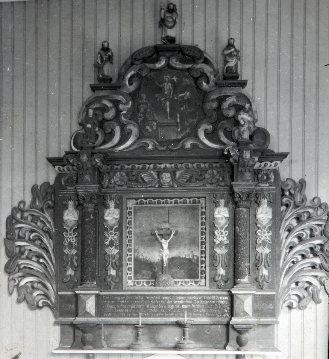 Ukjent, Veldre kirke, interiør, altertavle, skåret av akuntuskunstneren Johannes Larsen Skraastad fra Vang. 1694. Treskurd. Ble skåret til den gamle Flisakerkirke og flyttet over til nykirka i Veldre da den sto ferdig i 1726. Veldre kirke ble bygget i år 1726. Kirken med alt inventar brant ned 26. Septembe…