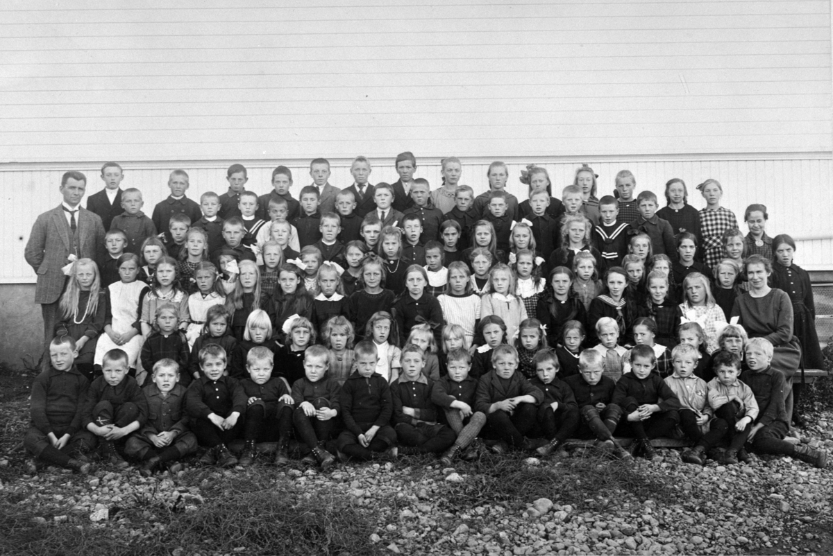 Anno Domkirkeodden, STOR GRUPPE : SKOLEELEVER, UKJENT SKOLE.