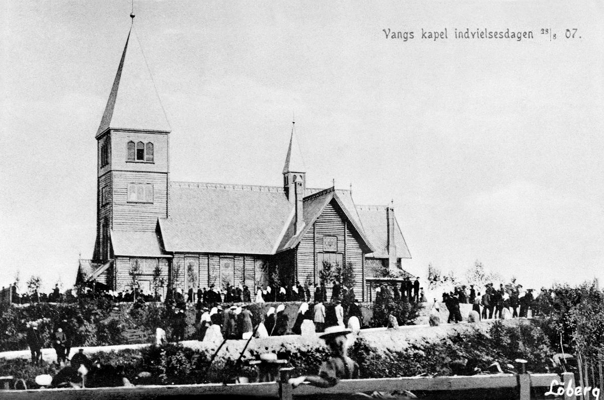Anno Domkirkeodden, EKSTERIØR: ØVRE VANG KAPELL, INNVIELSESDAGEN 28. 08. 1907, MYE FOLK