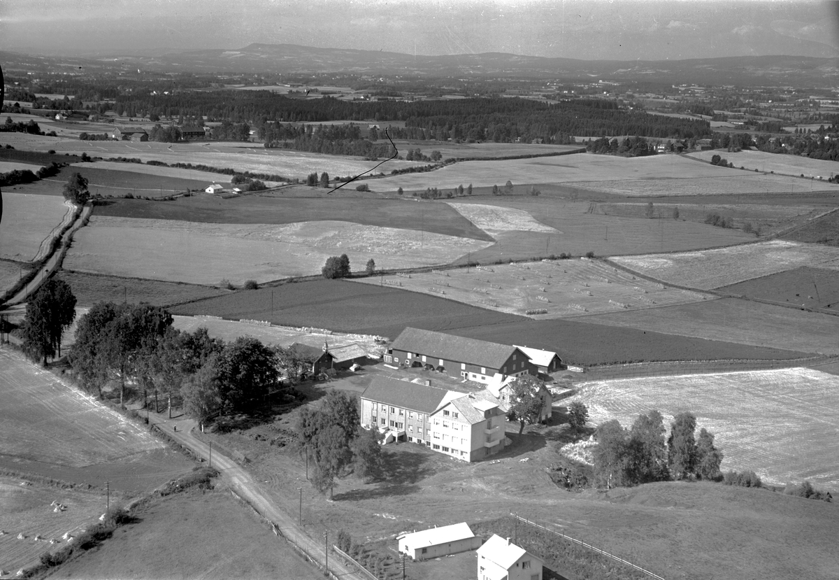 Widerøes Flyveselskap A/S, FLYFOTO FRENNING VESTRE, ROMEDAL PLEIEHJEM, STANGE KOMMUNE