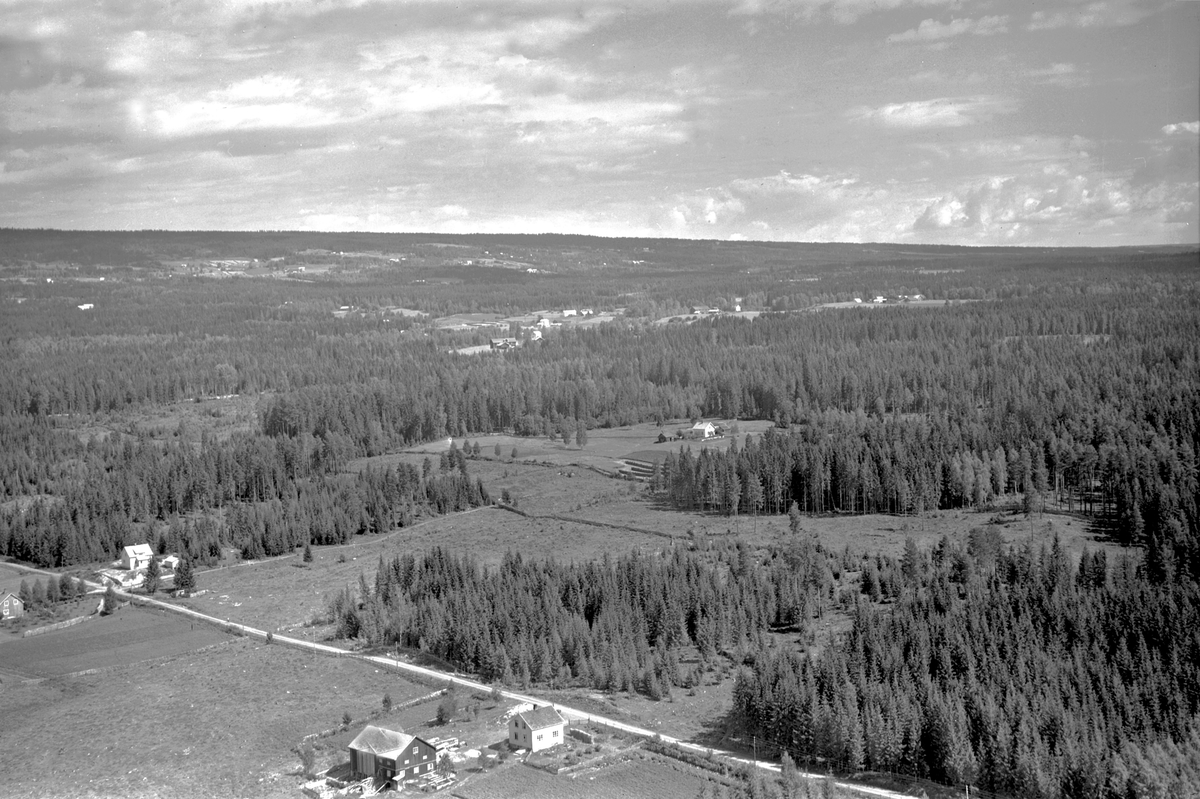 Widerøes Flyveselskap A/S, FLYFOTO STORIMERSLUNDMARKA, 2 GARDSBRUK